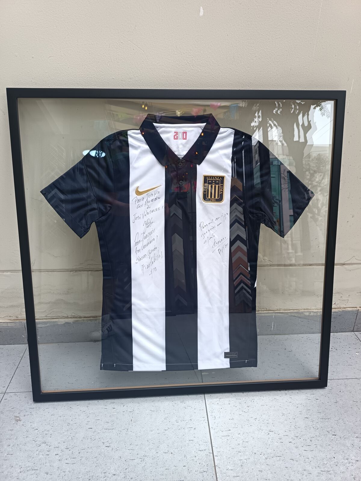 Camiseta enmarcada en caja de vidrio