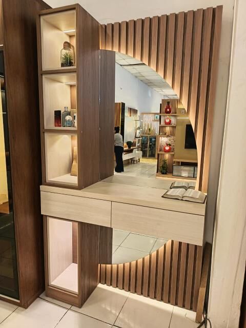Mueble consola en melamina con espejo y listones de madera